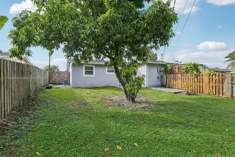 1932 SW 69th Avenue North Lauderdale FL 33068