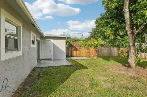 1932 SW 69th Avenue North Lauderdale FL 33068