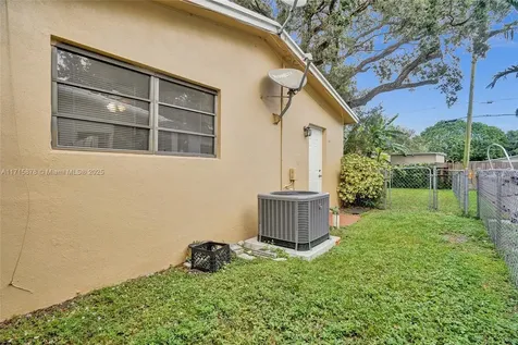 2401 N 62nd Avenue Hollywood FL 33024