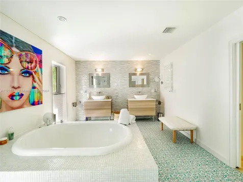 4365 N Bay Road Miami Beach FL 33140