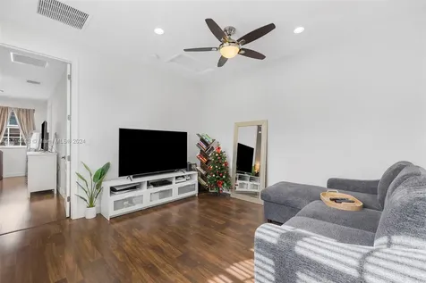 1042 SW 146th Terrace Pembroke Pines FL 33027