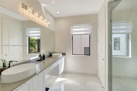 8261 NW 48th Terrace Doral FL 33166-5691