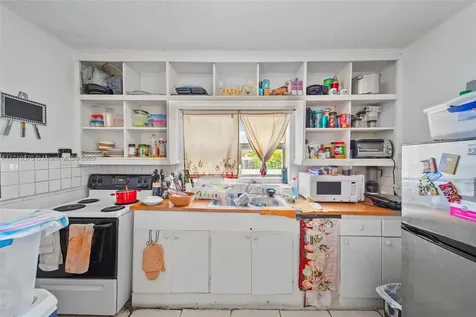 2286 NW 35th Street Miami FL 33142