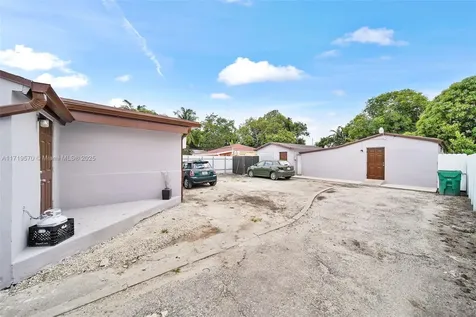 2286 NW 35th Street Miami FL 33142