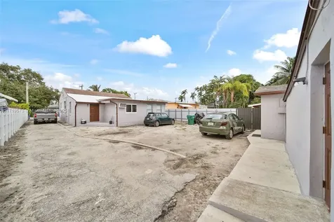 2286 NW 35th Street Miami FL 33142