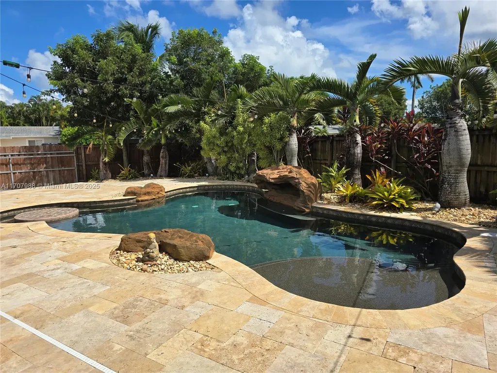 8910 SW 182nd Terrace Palmetto Bay FL 33157