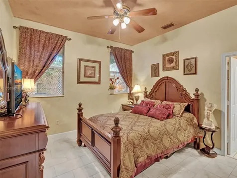 2350 SW 106th Way Davie FL 33324