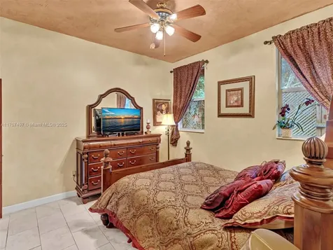 2350 SW 106th Way Davie FL 33324