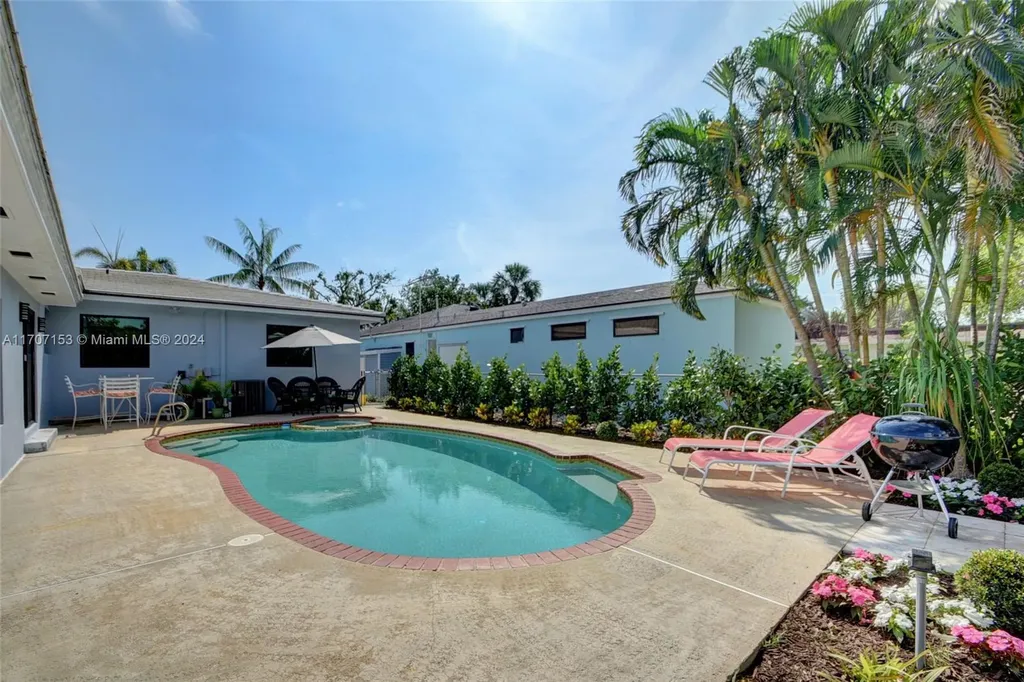 1023 S Palmway Lake Worth FL 33460