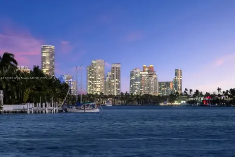 1386 S Venetian Way Miami FL 33139