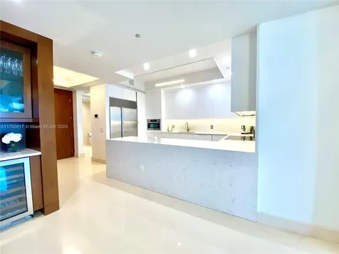 100 S Pointe Drive Miami Beach FL 33139