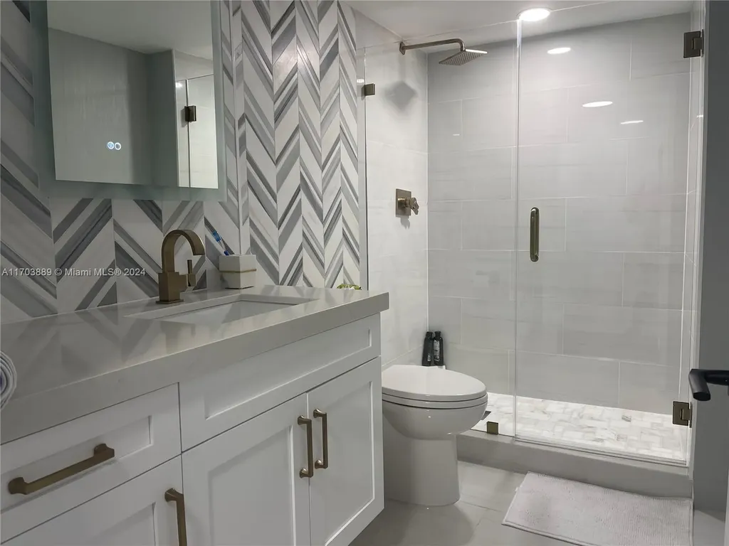 2555 Collins Avenue Miami Beach FL 33140