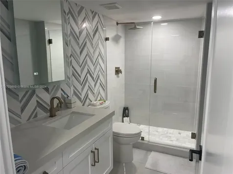 2555 Collins Avenue Miami Beach FL 33140