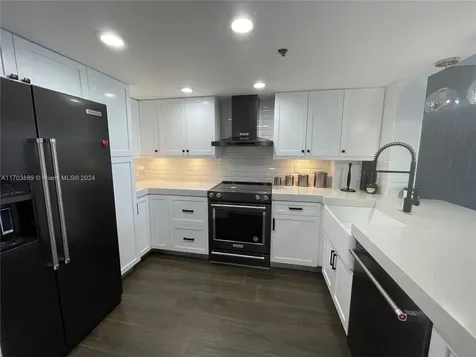 2555 Collins Avenue Miami Beach FL 33140