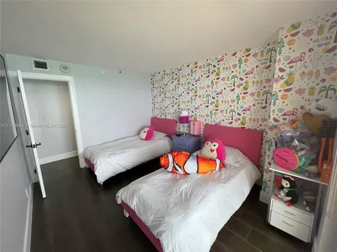 2555 Collins Avenue Miami Beach FL 33140