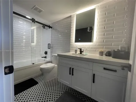 2555 Collins Avenue Miami Beach FL 33140