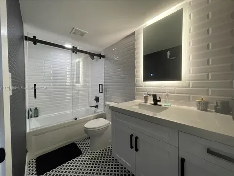 2555 Collins Avenue Miami Beach FL 33140