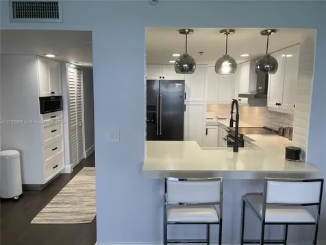 2555 Collins Avenue Miami Beach FL 33140
