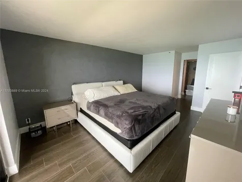 2555 Collins Avenue Miami Beach FL 33140