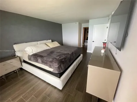 2555 Collins Avenue Miami Beach FL 33140