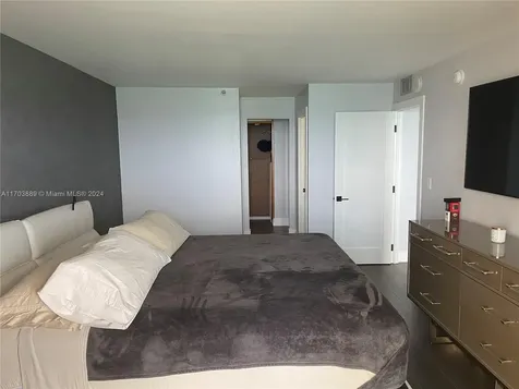 2555 Collins Avenue Miami Beach FL 33140