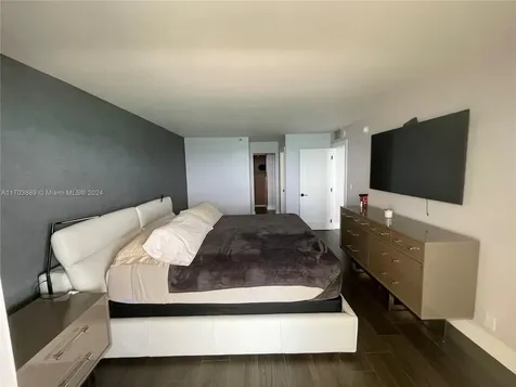 2555 Collins Avenue Miami Beach FL 33140
