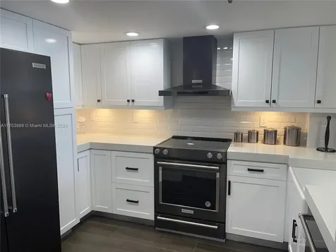 2555 Collins Avenue Miami Beach FL 33140