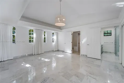 5660 Pine Tree Drive Miami Beach FL 33140