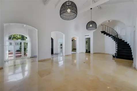 5660 Pine Tree Drive Miami Beach FL 33140