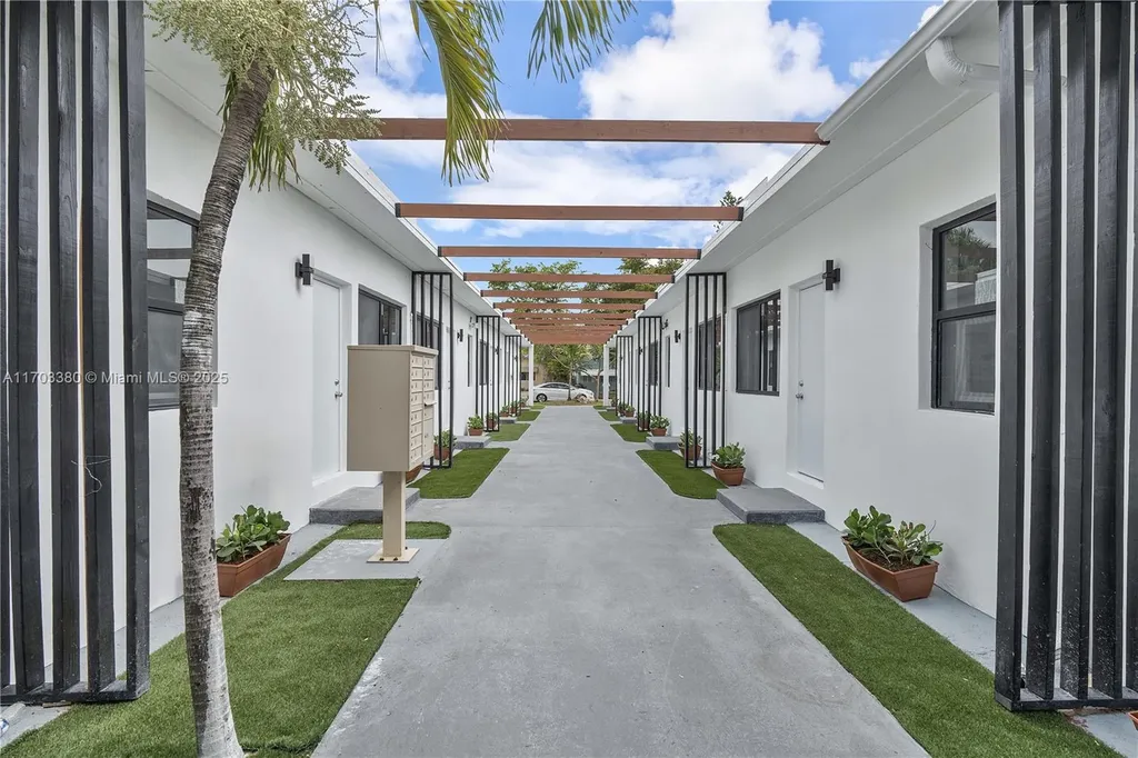 1946 Pierce Street Hollywood FL 33020