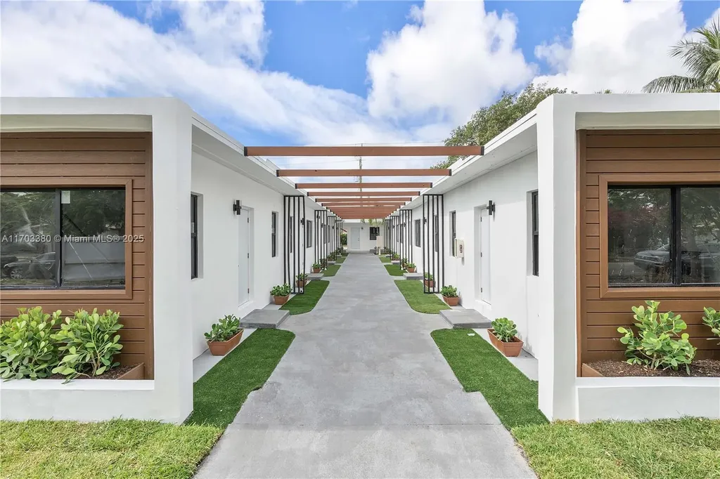 1946 Pierce Street Hollywood FL 33020