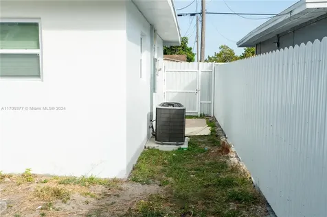 5412 SW 20th Street West Park FL 33023