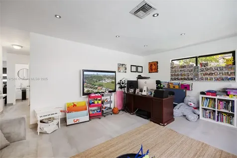 20375 NE 22nd Place Miami FL 33180