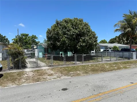 911 E 39th Place Hialeah FL 33013