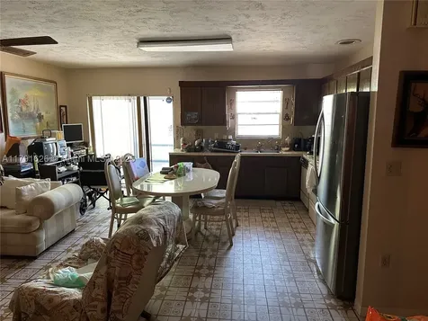 911 E 39th Place Hialeah FL 33013