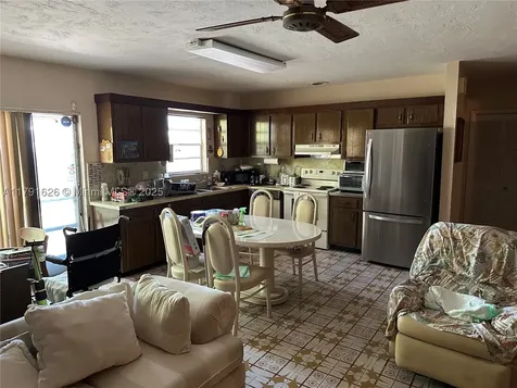 911 E 39th Place Hialeah FL 33013