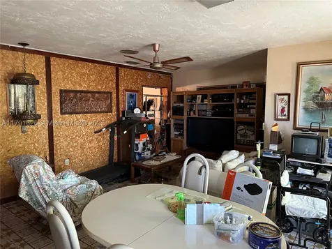 911 E 39th Place Hialeah FL 33013