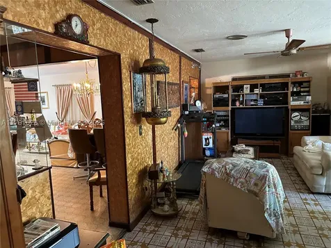 911 E 39th Place Hialeah FL 33013