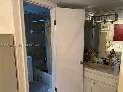 911 E 39th Place Hialeah FL 33013