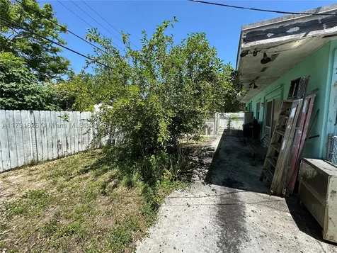 911 E 39th Place Hialeah FL 33013