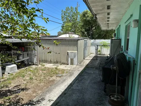 911 E 39th Place Hialeah FL 33013