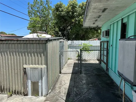 911 E 39th Place Hialeah FL 33013