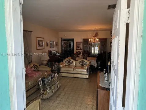 911 E 39th Place Hialeah FL 33013