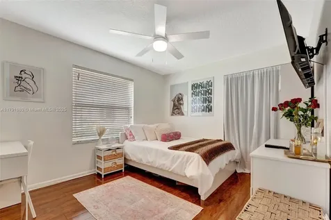 5133 N Springs Way Coral Springs FL 33076