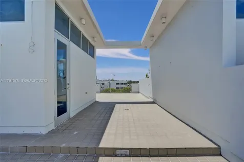2725 NE 1st Street Pompano Beach FL 33062