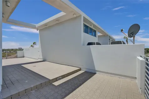 2725 NE 1st Street Pompano Beach FL 33062