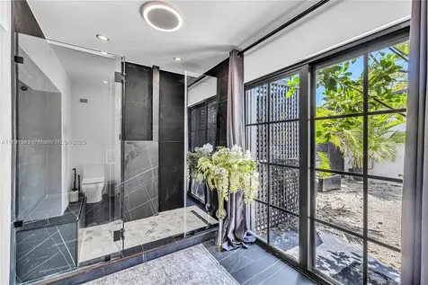 560 NW 116th Terrace Miami FL 33168