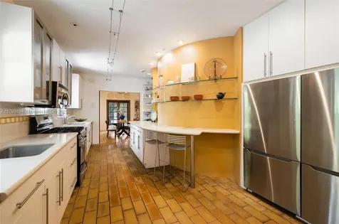 5215 Pine Tree Drive Miami Beach FL 33140