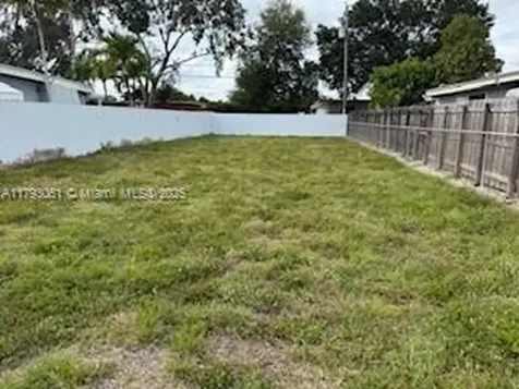 137 W 32 Street Hialeah FL 33012