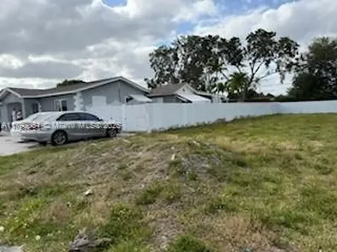 137 W 32 Street Hialeah FL 33012